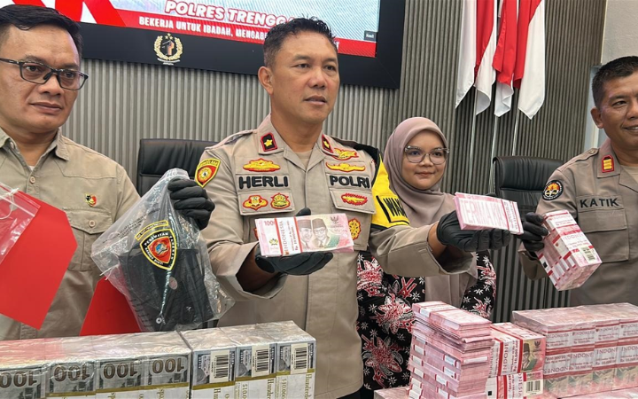 WASPADA: Wakapolres Trenggalek Kompol Herlinarto bersama sejumlah petugas melakukan konferensi pers terkait kasus penipuan dengan modus pencairan dana.