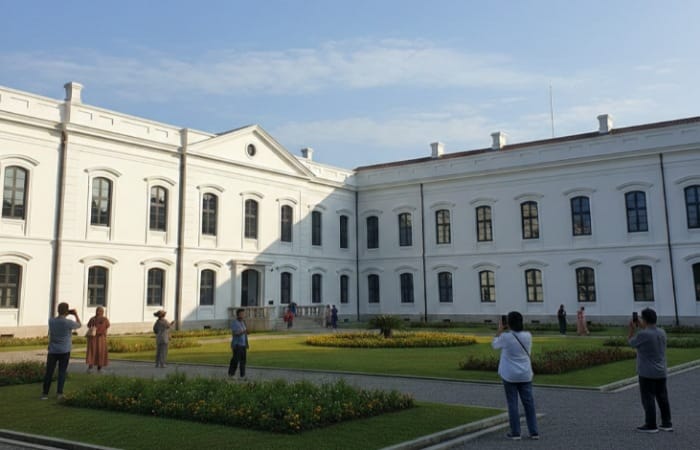 Benteng Willem 1 Ambarawa resmi dibuka usai renovasi. HTM gratis saat opening, spot estetik dan nuansa Eropa bikin ramai.