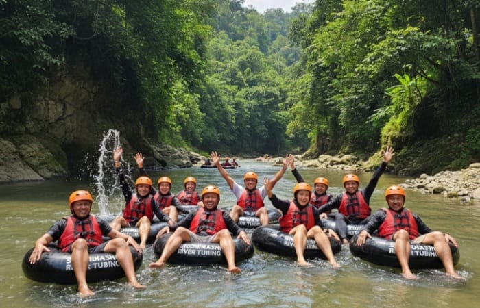 Desa Wisata Sindang Kasih Garut viral berkat river tubing Rp35 ribu, dikelola warga dan sudah dikunjungi 6 negara.