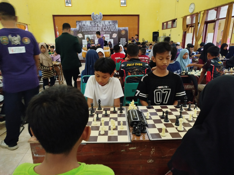 Para calon atlet ketika bertanding dalam turnamen catur di Aula Kelurahan Kelutan