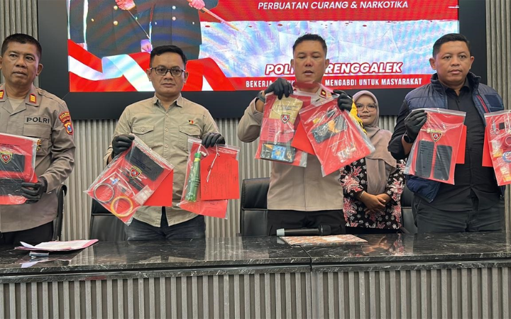 TERUS DITINDAK: Wakapolres Trenggalek, Kompol Herlinarto, menunjukkan barang bukti narkoba dari tersangka yang diringkus pada awal tahun ini.
