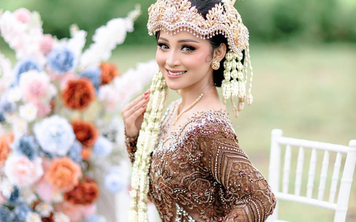 PERCAYA DIRI: Anin Riyani, warga Desa Bendorejo, Kecamatan Pogalan, yang terus manfaatkan waktu luang untuk belajar.