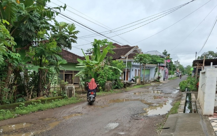 Jalan poros kabupaten kini rusak parah dengan jarak yang panjang.