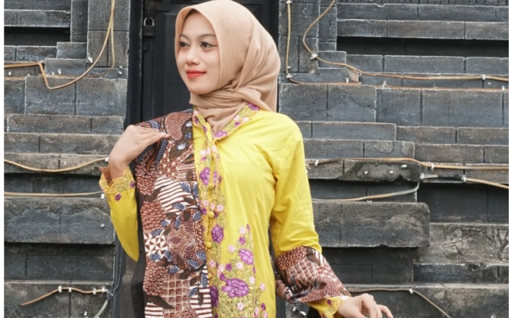 Eka Fibri Yuliani (18), remaja asal Desa Baruharjo, Kecamatan Durenan, yang tumbuh sederhana namun penuh semangat, membuktikan bahwa mimpi besar bisa lahir dari sudut desa yang tenang.