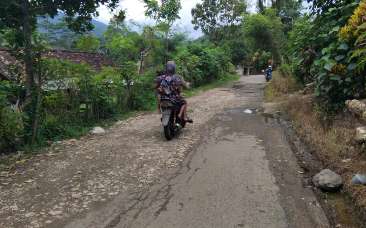 RUSAK: Salah satu ruas jalan di Desa Ngares, Kecamatan Trenggalek, yang  mengalami kerusakan.