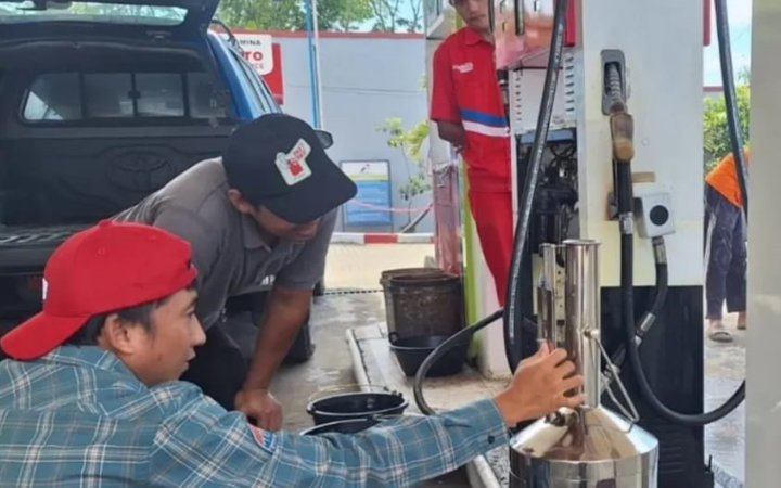 UJI TERA: Hasil uji tera yang dilakukan oleh unit metrologi ungkap SPBU di Trenggalek sesuai takaran.
