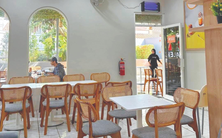 SAJIKAN HIDANGAN: kafe dan resto di Trenggalek kini banyak pilihan untuk berkumpul.