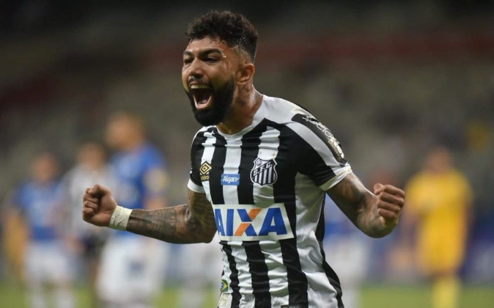 Gabriel Barbosa alias Gabigol merayakan gol keduanya untuk Santos FC dalam laga panas yang berakhir dengan kemenangan meyakinkan.