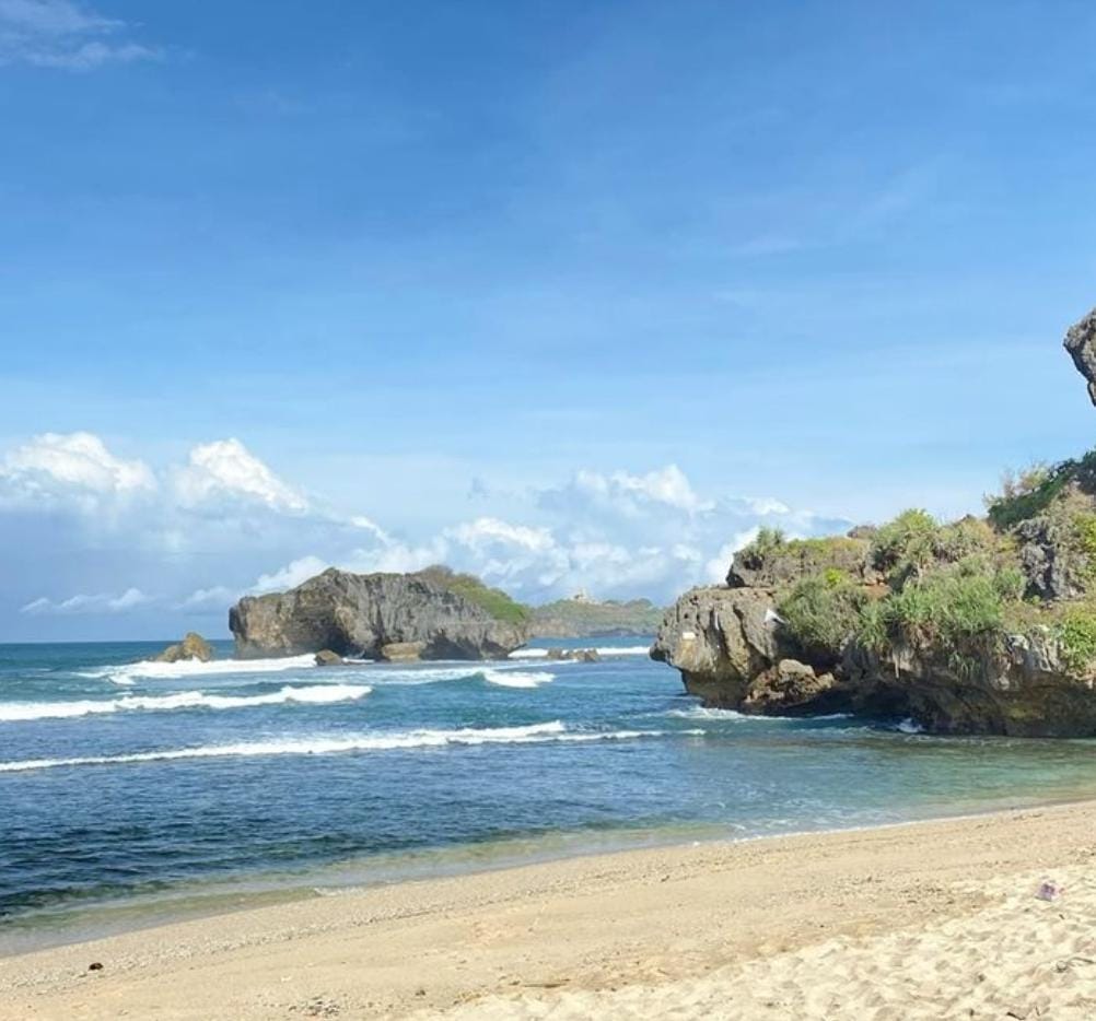 Tiga pantai Gunung Kidul, Ngerenehan, Ngobaran, dan Nguyahan bisa dikunjungi dalam satu hari dengan tiket masuk Rp8.000 saja.
