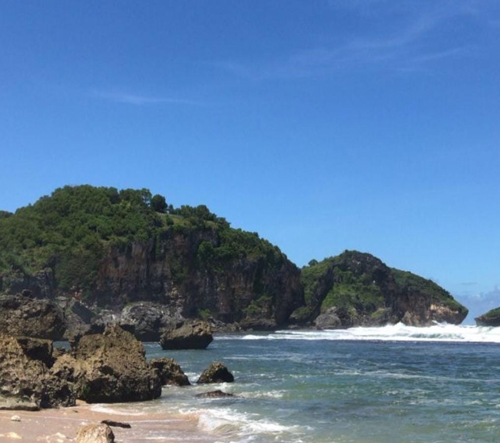 Wisata pantai Yogyakarta menghadirkan 8 destinasi eksotis, mulai pantai privat, spot camping, hingga pantai populer dengan panorama spektakuler.