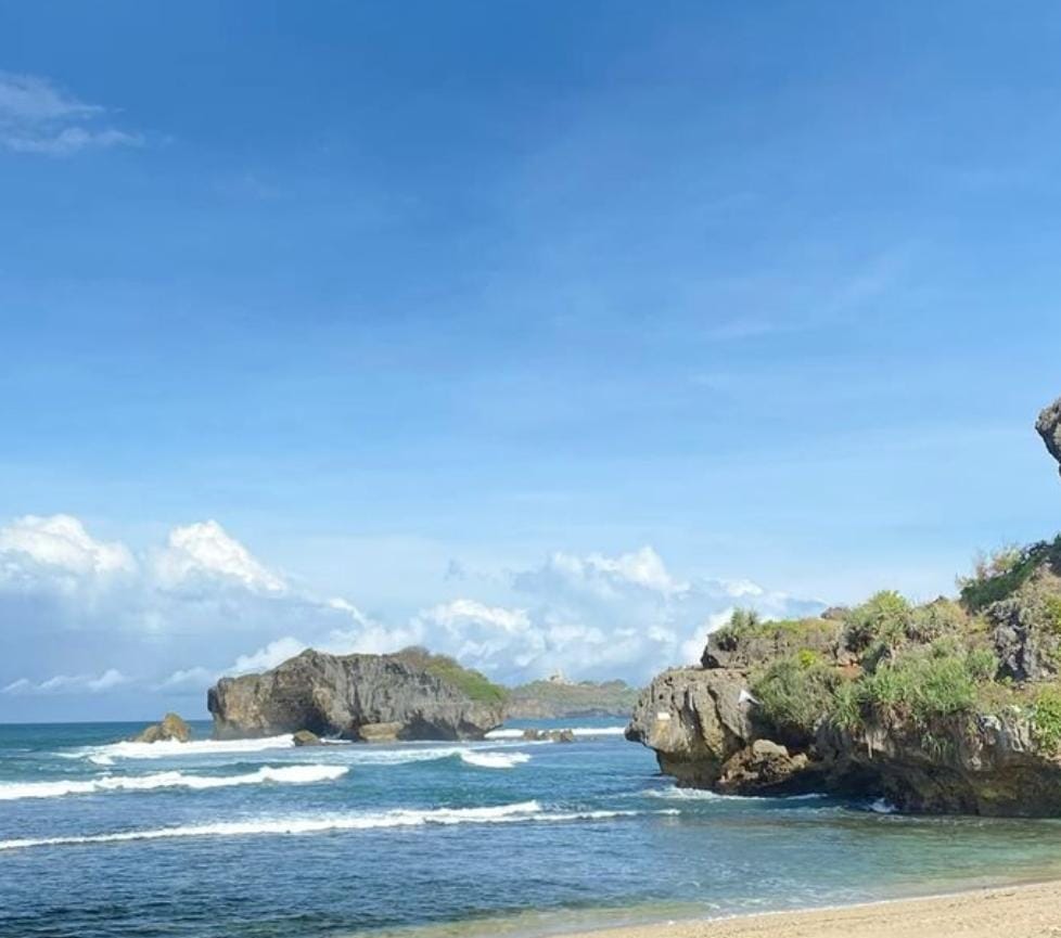 Pantai Kayu Arum Gunung Kidul menyuguhkan pasir putih, gazebo estetik, dan spot ayunan ikonik. Destinasi wisata baru yang wajib dikunjungi.