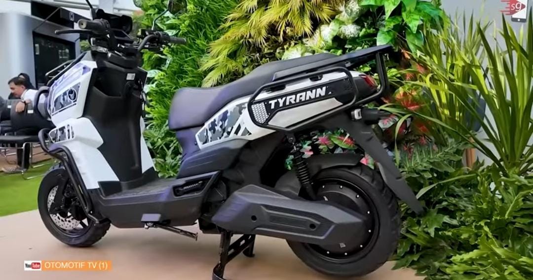 Motor listrik terbaik 2025 hadir dengan jarak tempuh hingga 210 km dan fitur canggih. Simak 5 rekomendasi motor listrik terbaru paling diminati.