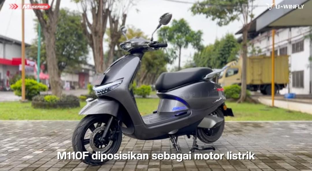 Motor listrik Uwinfly M110F hadir dengan motor 3.000 watt, jarak tempuh 100 km, fitur smart connect, dan harga Rp14 jutaan.