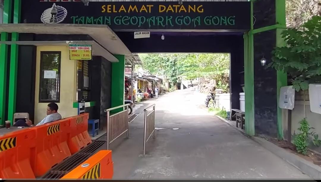 Goa Gong Pacitan menawarkan wisata gua eksotis dengan batu berkilau, jalur penelusuran menarik, dan tiket murah yang cocok untuk liburan keluarga.