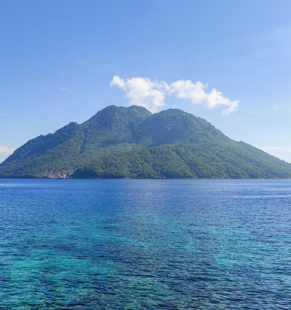 Surga tersembunyi Indonesia seperti Pantai Pink Pulau Komodo hingga Danau Kelimutu menawarkan fenomena alam unik dan destinasi wisata kelas dunia.