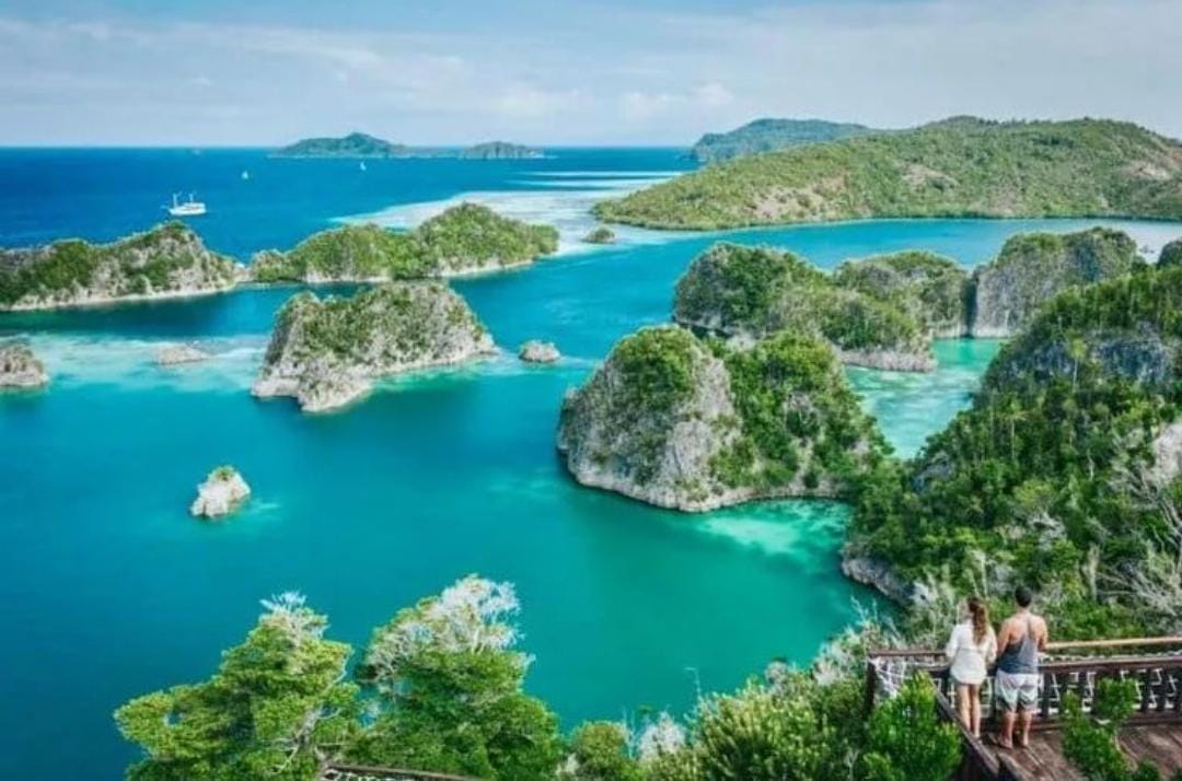 Wisata Raja Ampat menawarkan surga bawah laut dunia, panorama Wayag ikonik, dan kekayaan budaya lokal yang memikat wisatawan.