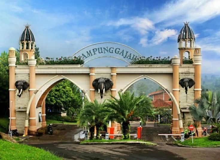 Kampung Gajah Bandung terbengkalai sejak tutup 2018. Vlogger ungkap kondisi miris wahana rusak dan bangunan tak terawat. Pinterest
