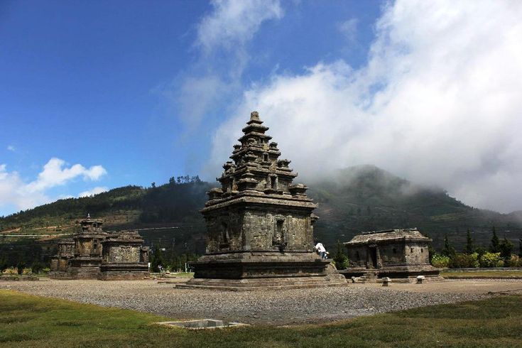 Wisata Dieng bersama keluarga, jelajah Candi Arjuna, Kawah Sikidang, Telaga Warna hingga Batu Ratapan Angin yang penuh sejarah. Pinterest
