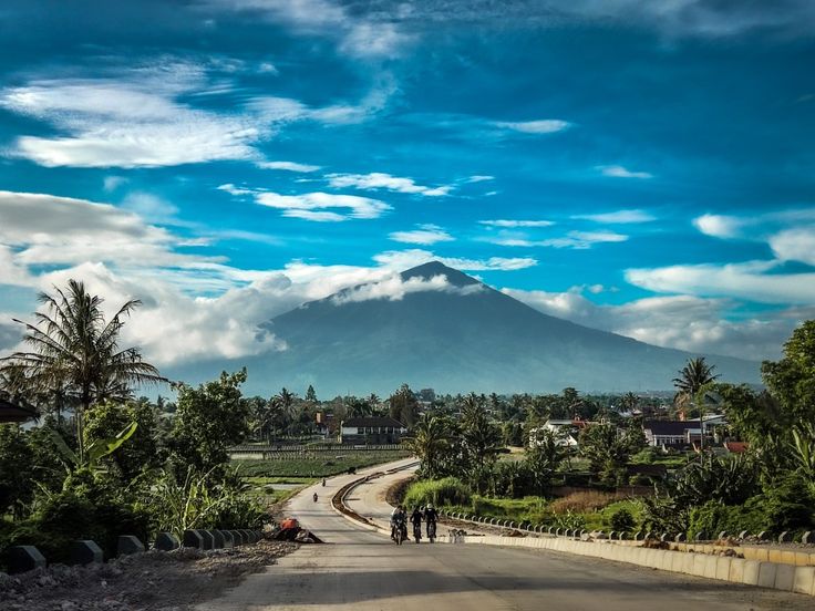 Camping di Tepas Papandayan Garut dengan view Gunung Cikurai dan kolam air hangat 24 jam, cocok untuk liburan keluarga. Pinterest