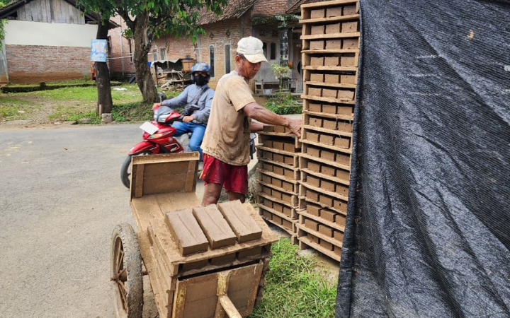 PERLU PERHATIAN: Aktivitas pembuatan batu bata di Desa Gador, Kecamatan Durenan.
