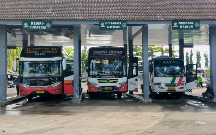 MENGAIS REZEKI: Tampak antrean bus di Terminal Surodakan yang menunggu keberangkatan.