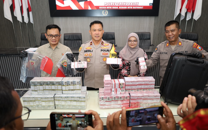 JADI BURUAN: Wakapolres Trenggalek Kompol Herlinarto (tengah), bersama sejumlah petugas menunjukkan barang bukti kasus penipuan dengan modus pencairan dana.
