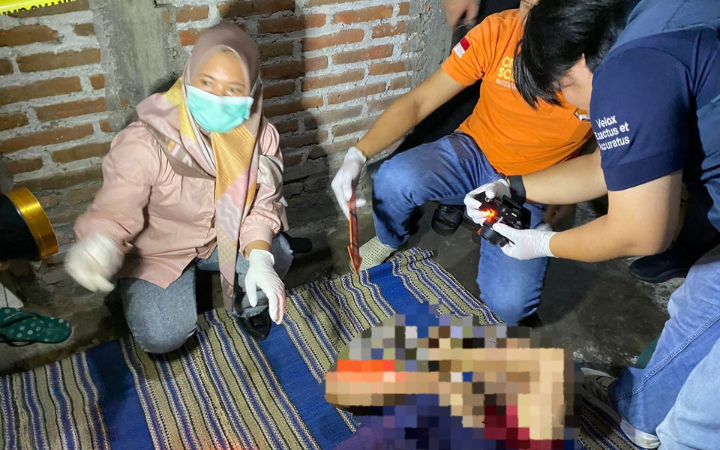 CARI SAKSI: Polisi ketika melakukan olah TKP di area Dam Cangkring yang terdapat orang meninggal diduga kecelakaan.