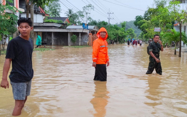WASPADA : Petugas gabungan meninjau lokasi banjir di area Desa Wonocoyo, Kecamatan Panggul.