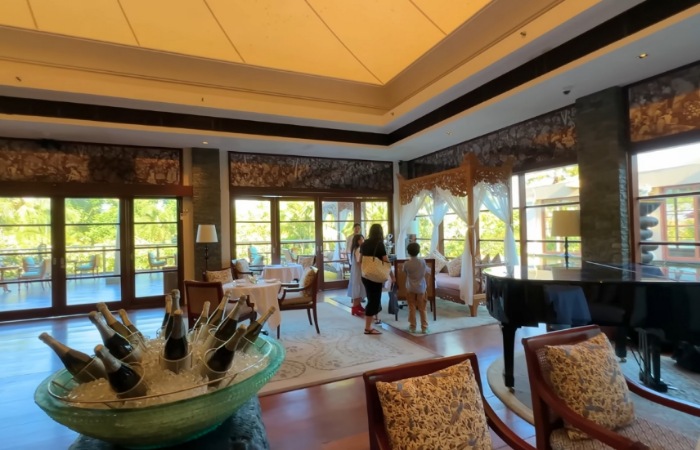 Review hotel St Regis Bali viral! Harga Rp9 jutaan, sarapan sultan dan layanan mewah bikin pengalaman menginap tak terlupakan.