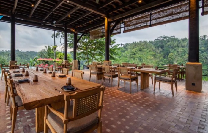 Daftar hotel terbaik di Bali 2026 paling mewah dan unik. Temukan resort tebing hingga vila hutan untuk liburan impian Anda!