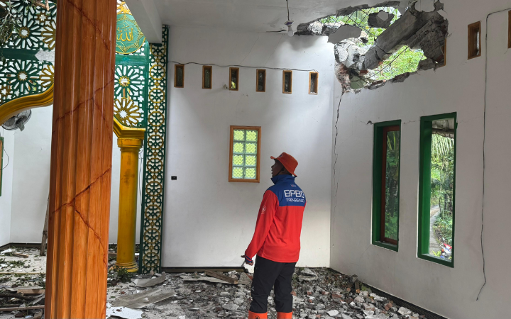 TAK ADA KORBAN : Kondisi atap Masjid Miftahul Huda di Desa Ngadimulyo, Kecamatan Kampak, jebol karena tertimpa pohon tumbang.