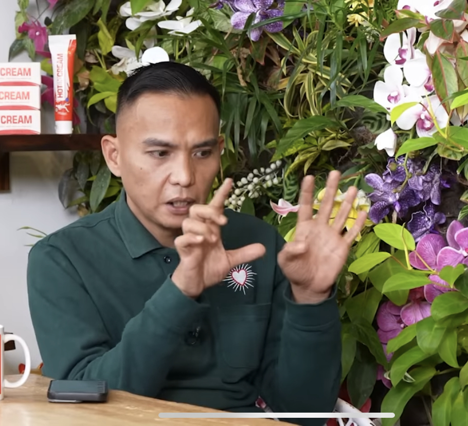 Rumah Mewah Palsu Majalengka viral, dibangun dari abu dan parabola bekas, biaya cuma Rp100 juta.
