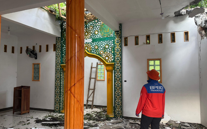 TELAH SURUT: Anggota BPBD Trenggalek bersama lintas sektor ketika membersihkan material lumpur akibat banjir di Desa Wonocoyo, Kecamatan Panggul.