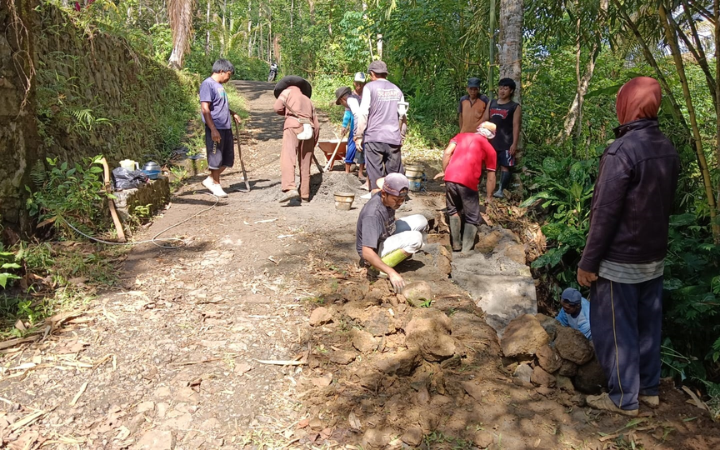 WARGA BERGOTONG ROYONG LAKUKAN PERBAIKAN DARURAT.