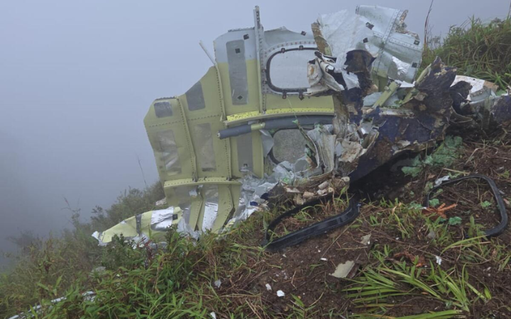 Pesawat Pelita Air jatuh dan terbakar di Gunung Paramayo, Nunukan. Satu pilot meninggal, proses investigasi masih berlangsung.