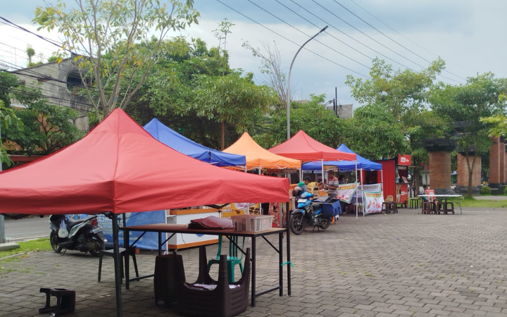 TAK JAUH BERBEDA: Kawasan pelataran Pasar Pon kembali  menjadi lokasi pedagang takjil.