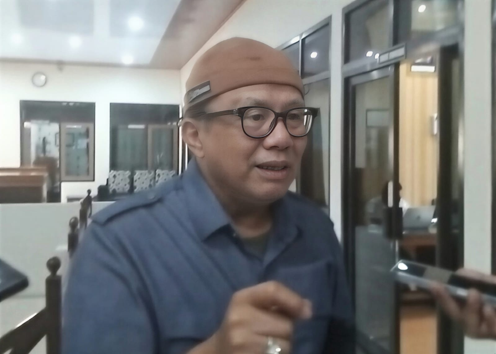 Ketua Komisi I DPRDF Trenggalek, Husni Tahir Hamid, sedang memberikan penjelasan