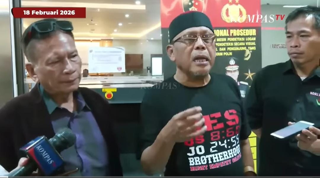 Roy Suryo ditantang dan didesak minta maaf. Polisi diminta bertindak tegas dalam polemik yang memanas ini.