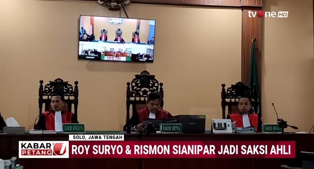 Sidang gugatan ijazah Joko Widodo di PN Solo hadirkan Roy Suryo, kuasa hukum tergugat ajukan keberatan.