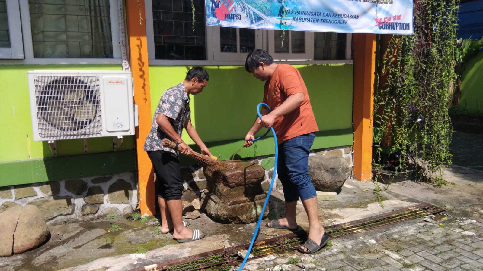 Perawatan ODCB dengan metode basah dan kering o0leh petugas Disparbud Trenggalek