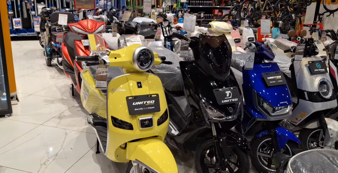 Harga motor listrik di Transmart Cibubur terbaru 2025 mulai Rp5 jutaan hingga Rp21 jutaan dengan berbagai fitur modern dan subsidi pemerintah