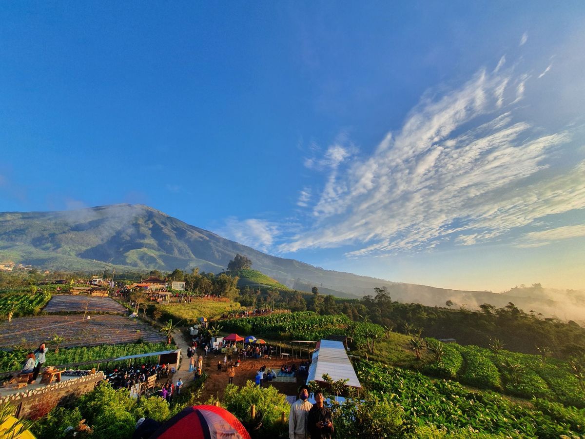 Rekomendasi 9 wisata terbaru dan populer di Magelang 2026, dari Tol Kahyangan, Nepal Van Java, hingga Silancur Highland dengan panorama gunung memukau.