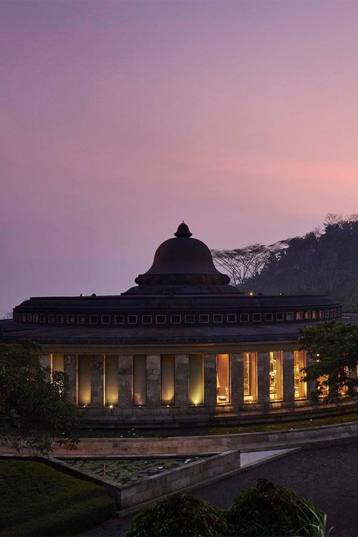 Amanjiwo Magelang, hotel mewah favorit selebriti Hollywood dengan view Candi Borobudur dan desain mirip stupa.
