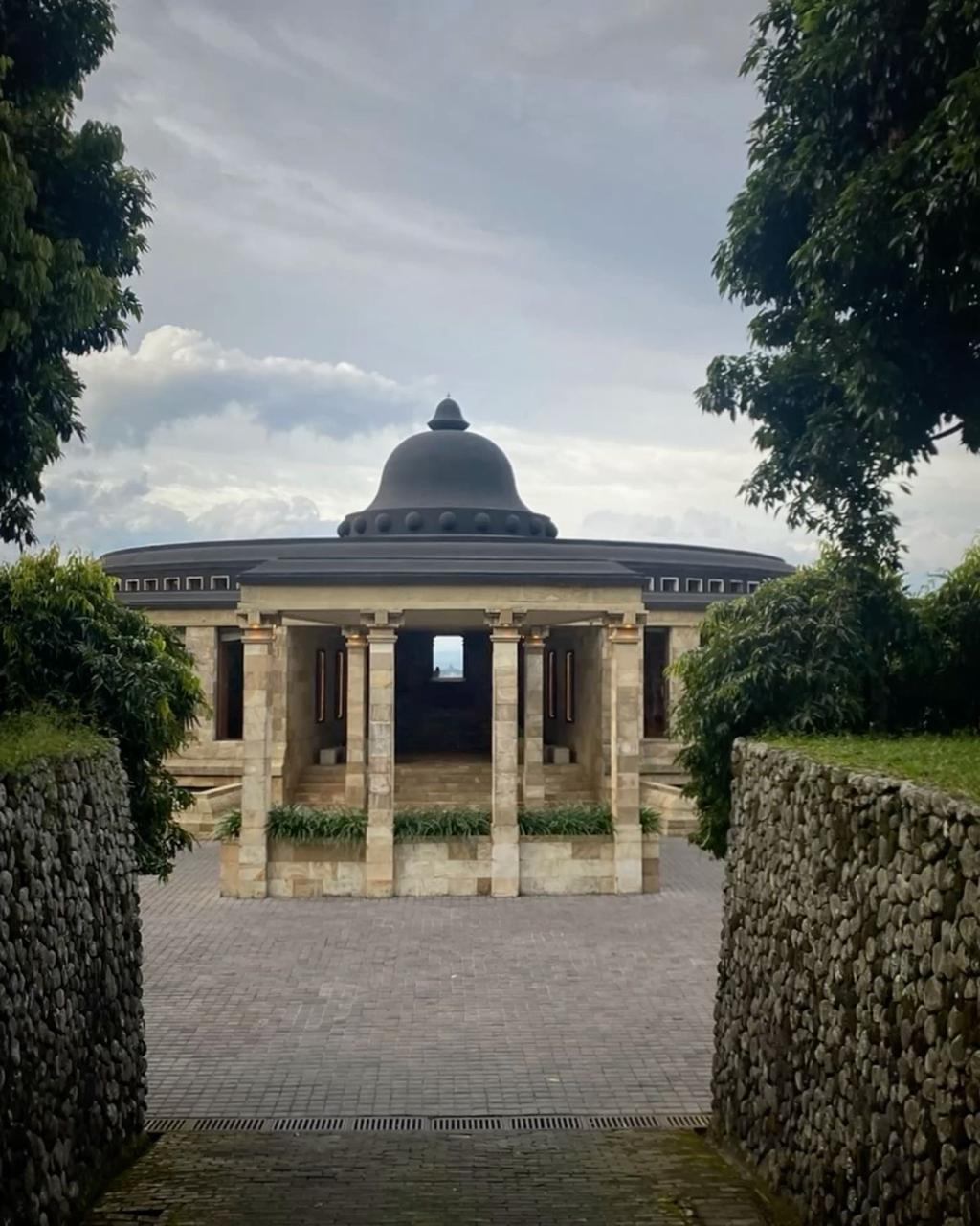 Liburan ke Yogyakarta makin seru dengan HeHa Sky View dan menginap di Amanjiwo Resort view Candi Borobudur.