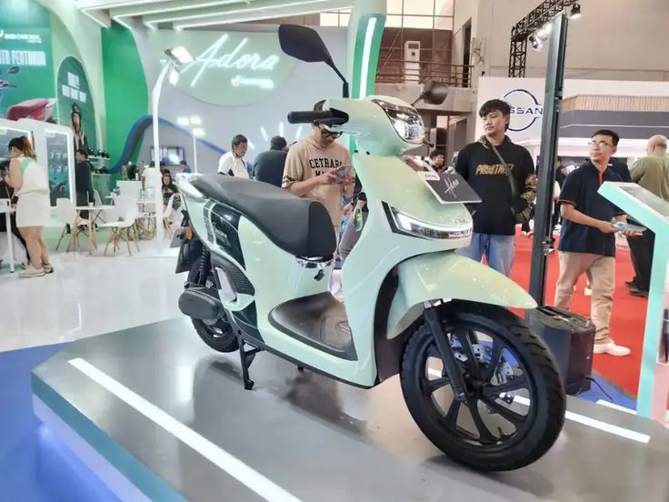 Indomobil iotor Adora 2025 resmi meluncur, motor listrik Rp24 jutaan dengan mirroring layar, TCS, dan jarak tempuh 100 km.(Pinterest)