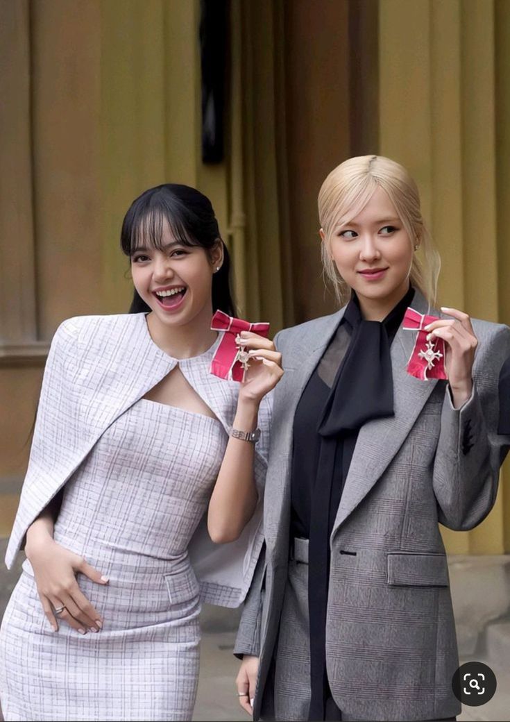 Sertifikat MBE Ros&eacute; Blackpink viral di Instagram. Penggemar heboh lihat penghargaan kerajaan, sementara Lisa rayakan Natal di Paris.(Pinterest)