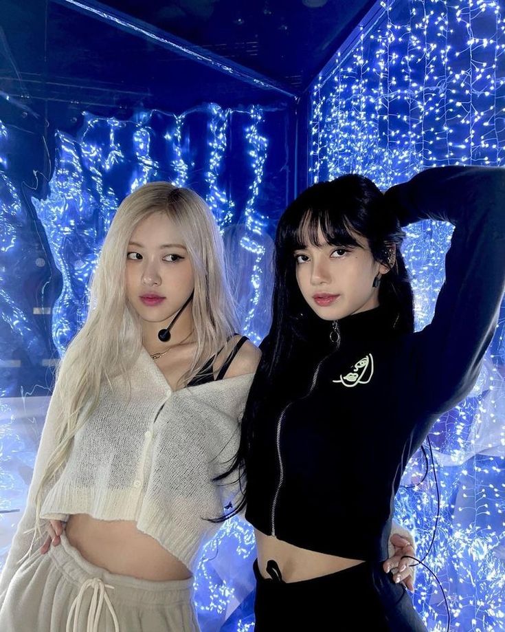 Ros&eacute; BLACKPINK viral setelah postingan tengah malam, disusul Lisa BLACKPINK yang memicu perdebatan lewat gaun transparan.(Pinterest)