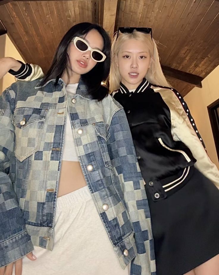 Ros&eacute; dan Lisa BLACKPINK kembali viral. Misteri proyek baru Ros&eacute; dan sampul majalah Lisa memicu spekulasi besar di kalangan penggemar.(Pinterest)