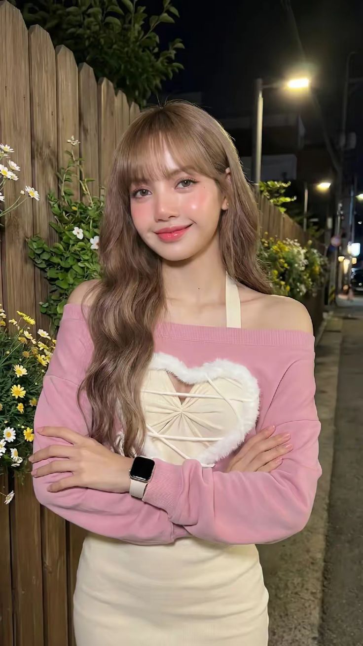 Lisa Blackpink kembali jadi sorotan lewat kolaborasi Lisa X Bershka hingga rumor tampil di Emmy Awards yang memicu spekulasi besar.(Pinterest)
