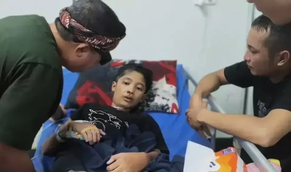 Dirawat 8 jam, bocah ini akhirnya meninggal dunia. Polisi selidiki dugaan penganiayaan dalam kasus tragis ini.